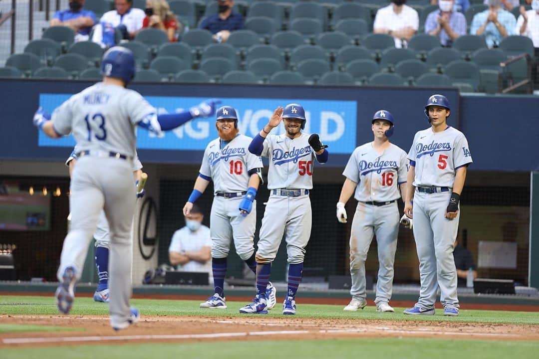 ジャスティン・ターナーのインスタグラム：「Party at the plate, everyone is invited!!! Let’s keep it rolling boys!!!  @dodgers」