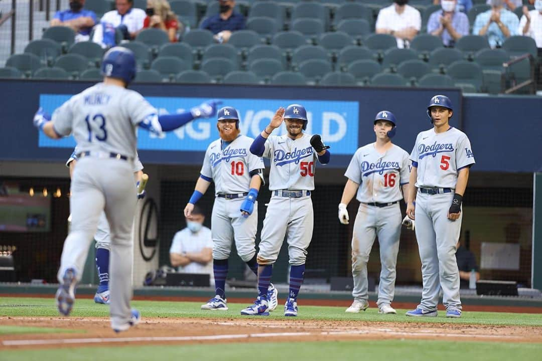 ジャスティン・ターナーさんのインスタグラム写真 - (ジャスティン・ターナーInstagram)「Party at the plate, everyone is invited!!! Let’s keep it rolling boys!!!  @dodgers」10月16日 3時46分 - redturn2