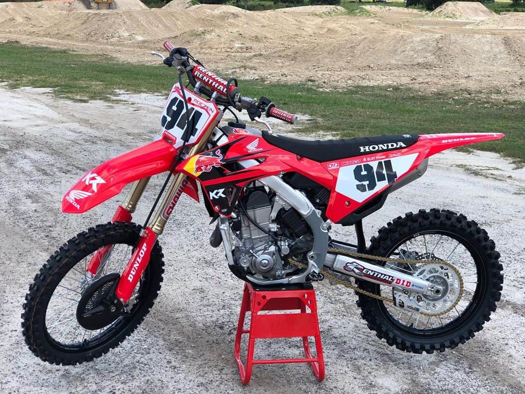 ケン・ロックゼンのインスタグラム：「So pumped on how my bike back home in FL turned out. I have been working with @throttlejockey to get graphics dialed in. This is my personal bike and not our official @honda_racing_us graphics! Now i just need a fresh @yoshimura_rd pipe 🔥 I have been smiling ear to ear riding the new bike🤙🏽 Let me know what you guys think of it!」