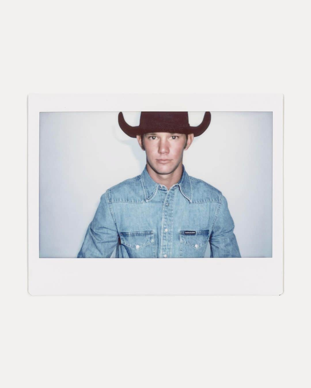 Calvin Kleinさんのインスタグラム写真 - (Calvin KleinInstagram)「Jace, 21, Crowheart  Rancher. Bought first cattle at age 16. Working with animals has taught him patience, and having a daughter has taught him that it’s not just about you, sometimes.  one future #ckone  See the campaign. Link in bio.  Jace  By @elliotstudio  @max.lowe @garrett_milanovich @shaynielsencasting」10月16日 2時18分 - calvinklein