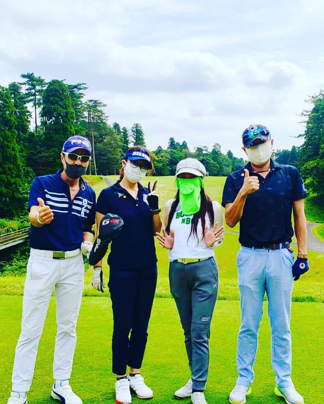 黒田アーサーさんのインスタグラム写真 - (黒田アーサーInstagram)「一昨日は久しぶりのゴルフコンペ⛳️❗️新型コロナウィルス感染対策に気をつけてのゴルフコンペでした😉👍やっぱりゴルフは楽しいですねー😊💕最近はボウリングばかりですがゴルフも両立させよう‼️練習します😉✌️今日はPINGの新しいG425シリーズのウッドとユーテリティーを試打しましたが、めちゃくちゃ良いですー‼️PINGのクラブはやっぱり最高ですね😉👍 #ゴルフコンペ #新型コロナウイルス感染症対策  #万全の体制で  #京葉カントリー倶楽部  #初めて行ったよ  #ping  #ピンゴルフジャパン  #forsalinkgolfglove  #iomicsunglas #golf」10月16日 2時12分 - kuroda_arthur