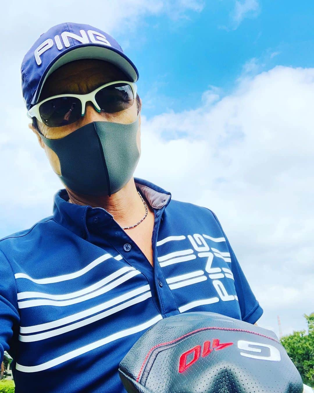 黒田アーサーさんのインスタグラム写真 - (黒田アーサーInstagram)「一昨日は久しぶりのゴルフコンペ⛳️❗️新型コロナウィルス感染対策に気をつけてのゴルフコンペでした😉👍やっぱりゴルフは楽しいですねー😊💕最近はボウリングばかりですがゴルフも両立させよう‼️練習します😉✌️今日はPINGの新しいG425シリーズのウッドとユーテリティーを試打しましたが、めちゃくちゃ良いですー‼️PINGのクラブはやっぱり最高ですね😉👍 #ゴルフコンペ #新型コロナウイルス感染症対策  #万全の体制で  #京葉カントリー倶楽部  #初めて行ったよ  #ping  #ピンゴルフジャパン  #forsalinkgolfglove  #iomicsunglas #golf」10月16日 2時12分 - kuroda_arthur