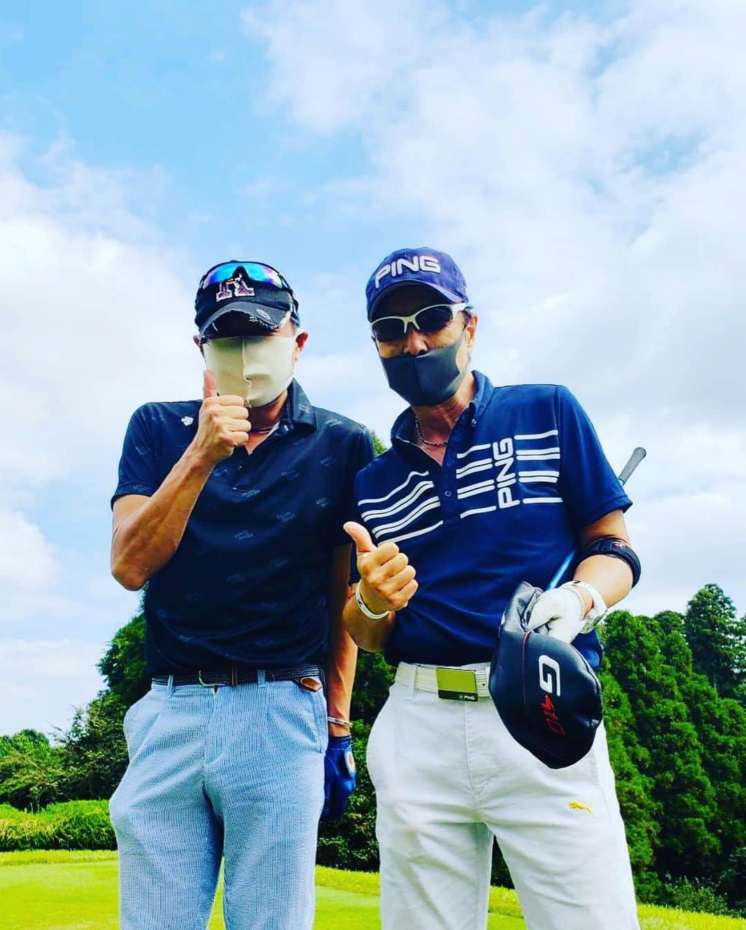 黒田アーサーさんのインスタグラム写真 - (黒田アーサーInstagram)「一昨日は久しぶりのゴルフコンペ⛳️❗️新型コロナウィルス感染対策に気をつけてのゴルフコンペでした😉👍やっぱりゴルフは楽しいですねー😊💕最近はボウリングばかりですがゴルフも両立させよう‼️練習します😉✌️今日はPINGの新しいG425シリーズのウッドとユーテリティーを試打しましたが、めちゃくちゃ良いですー‼️PINGのクラブはやっぱり最高ですね😉👍 #ゴルフコンペ #新型コロナウイルス感染症対策  #万全の体制で  #京葉カントリー倶楽部  #初めて行ったよ  #ping  #ピンゴルフジャパン  #forsalinkgolfglove  #iomicsunglas #golf」10月16日 2時12分 - kuroda_arthur