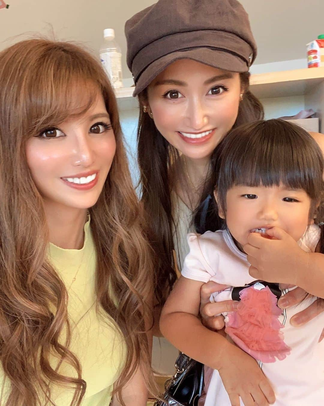 AIさんのインスタグラム写真 - (AIInstagram)「大好きな可愛い親子❤️ ＊ ＊ 早く会いたいなー🥰 ・ ・ ・ #可愛い親子 #可愛いママ #美人ママ #親友ちゃん #癒しの親子 #きいちゃん #きいやん #おてんば娘 #食いしん坊 #食いしん坊女子」10月16日 2時20分 - ai.0909.ai