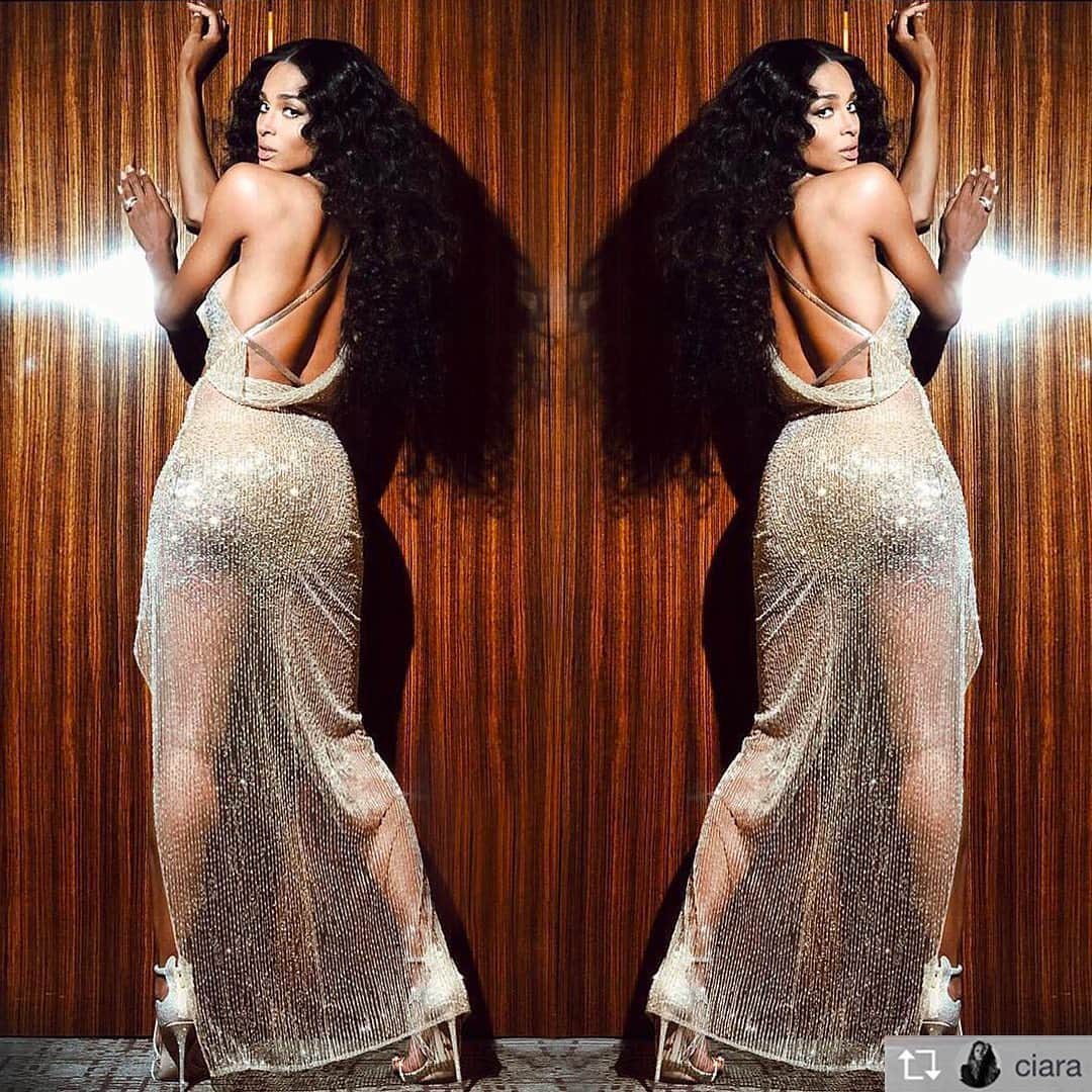 ジュリアンマクドナルドさんのインスタグラム写真 - (ジュリアンマクドナルドInstagram)「The iconic and multitalented @ciara glowing in a backless #JULIENMACDONALD embellished couture gown dripping in @swarovski crystals at the @bbmas Billboard Red Carpet  Styled by the amazing @robzangardi and @marielhaenn Hair by @cesar4styles Makeup by @yolondafrederick」10月16日 2時22分 - julienmacdonald