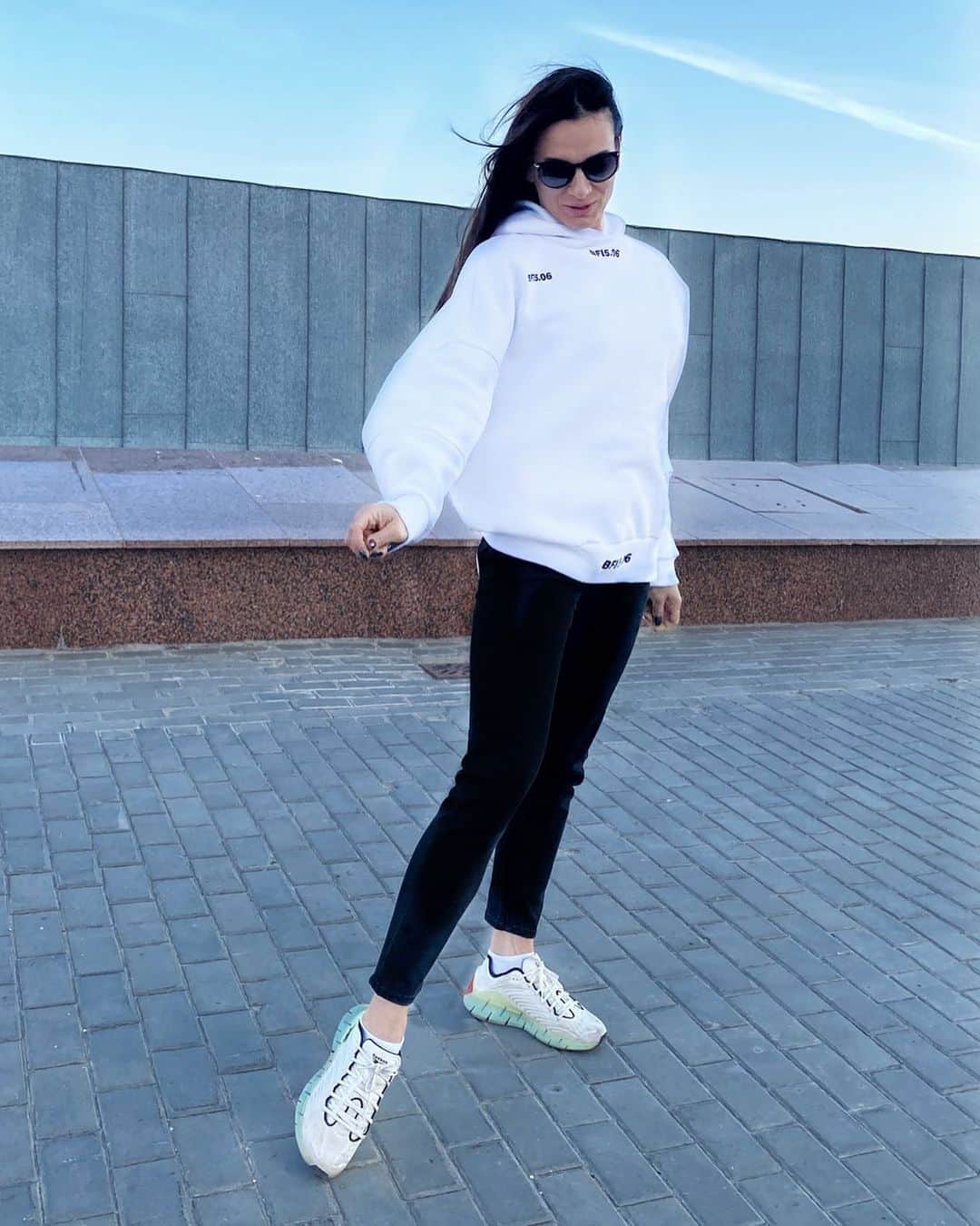 エレーナ・イシンバエワのインスタグラム：「В современном мире, когда кругом перепроизводство и культ собственного я, легко запутаться и не понять, что тебе действительно нужно! ⠀ Когда я рассказываю про наш @isinbaeva.fund и @isinbaeva.merch новый проект, ХУДИ «BFI5.06» и ХУДИ «ВАША ЗАДАЧА/НАША ЦЕЛЬ», я говорю о возможности КАЖДОГО из вас поспособствовать развитию доступного спорта в нашей стране. ⠀ Конечно, можно сказать, нам все всё должны и за нас кто-то другой должен всё сделать, но я давно так не думаю и не считаю, а просто беру и делаю. ⠀ Наша цель, создать сообщество людей, готовых разделять наши ценности и стремления! Покупая наши ХУДИ, вы становитесь членами этого сообществ! Средства от продажи ХУДИ, пойдут на строительство спортивных площадок. ⠀ Я очень хочу видеть нашу молодёжь здоровой, спортивной, креативной и культурной! ⠀ А вы?」