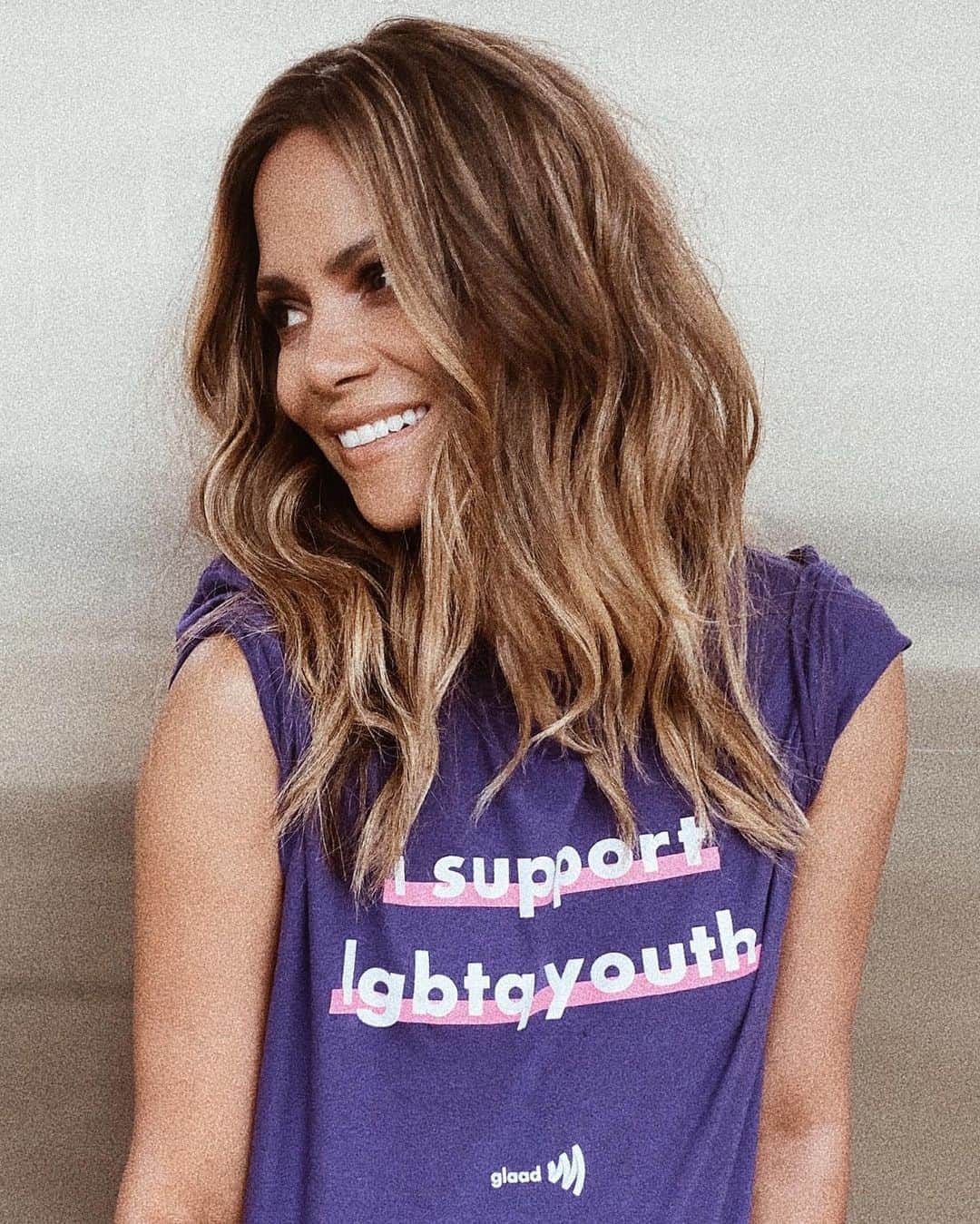 ハル・ベリーさんのインスタグラム写真 - (ハル・ベリーInstagram)「On #SpiritDay we stand against bullying and show support for #LGBTQ youth. Go purple now and join in 💜 #LinkInBio」10月16日 2時24分 - halleberry