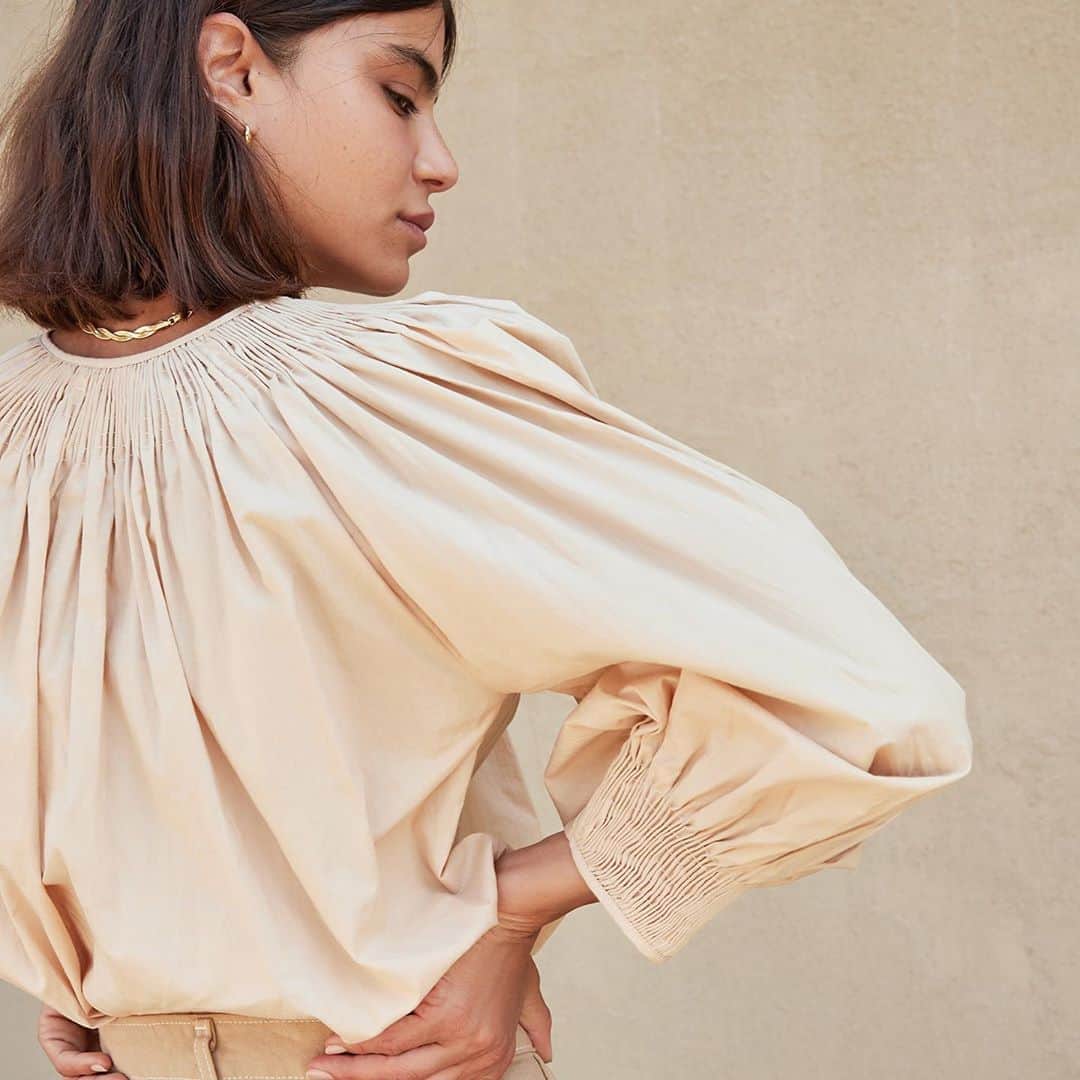 レフラーランドールのインスタグラム：「We love the beautiful smocked detail around the collar and the cuffs on our Lucia blouse.」