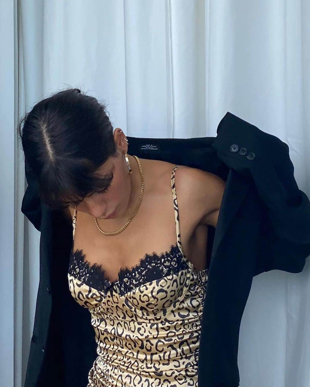 ヴィクトリアズ・シークレットさんのインスタグラム写真 - (ヴィクトリアズ・シークレットInstagram)「Leopard and lace are a perfect pair on this sultry satin dress, styled with an oversized jacket by @endlesslyloveclub. Watch our Stories to discover all-new fall styles from @forloveandlemons. #FLLforVS ​」10月16日 2時33分 - victoriassecret