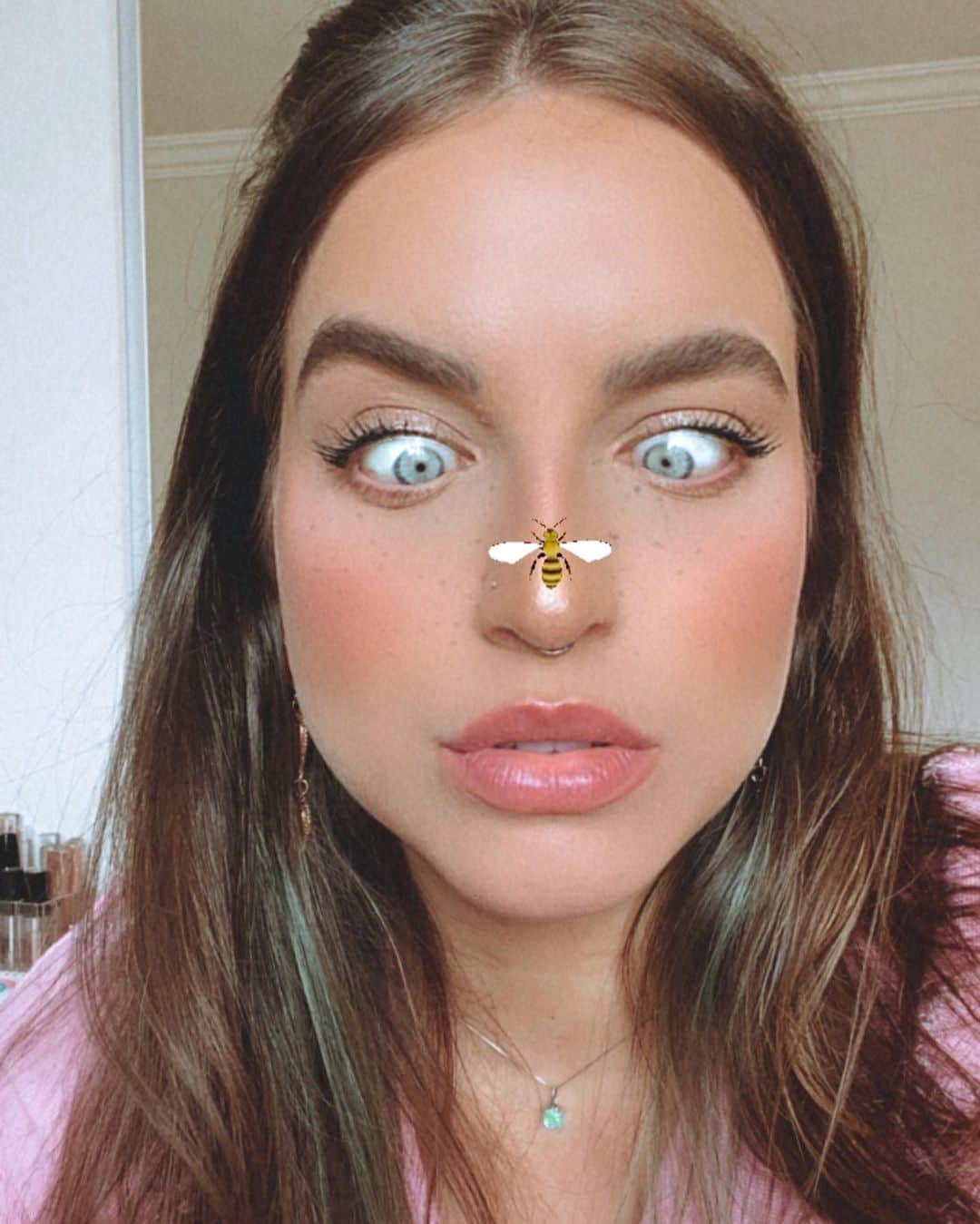 Bruna Unzuetaのインスタグラム：「Tem uma abelha no meu nariiiiizzzzzzz」