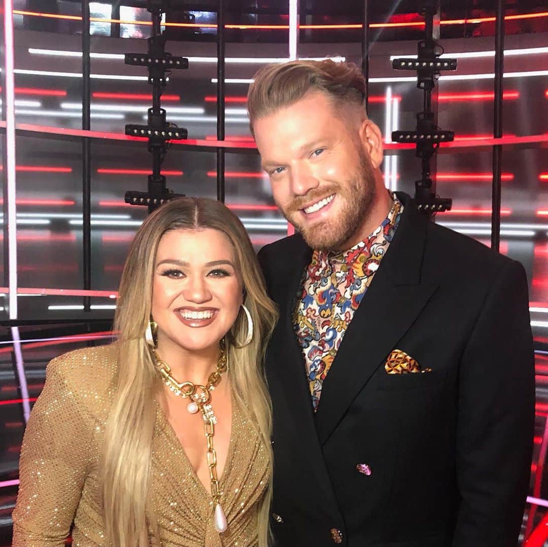 スコット・ホアイングのインスタグラム：「ok last @bbmas post i promise, but I just wanted to say that @kellyclarkson is literally one of the coolest people i’ve EVER met. Not only is she next level talented and an actual icon, but she goes OUT OF HER WAY to make everyone happy and comfortable. her heart is truly the purest. between performing on our xmas album, performing on our xmas special, having acapop on her show, & asking us to open the bbmas with her, she has provided endless opportunities for us simply out of the goodness of her heart. i’m so lucky to call her a friend. we stan forever i guess!!! (also, i posted some more pics from yesterday bc i’m still on a high)」