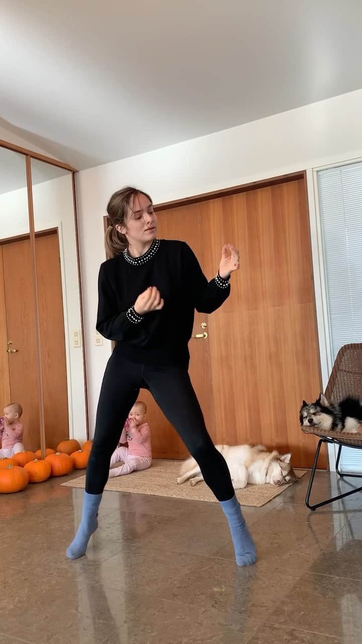 チャチー・ゴンザレスのインスタグラム：「Took a break from unpacking our house to freestyle to my favorite song at the moment 💃🏻 lol at all of my babies in the background 🙈❤️」