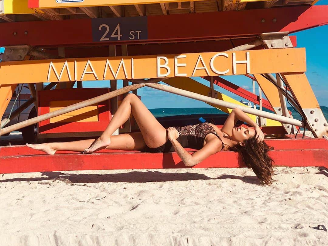 ドナ・フェルドマンのインスタグラム：「#behindthescenes #miamibeach #2022campaign #miraclesuit #bts 🌴」