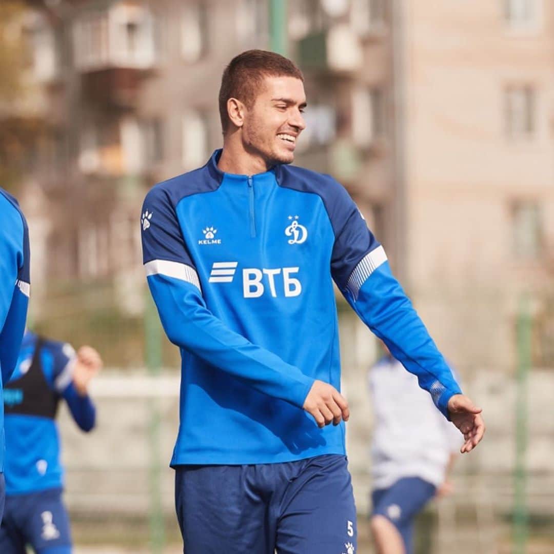 ロマン・ノイシュテッターのインスタグラム：「I‘m back! 💙⚔️ #5 at @fcdynamo」