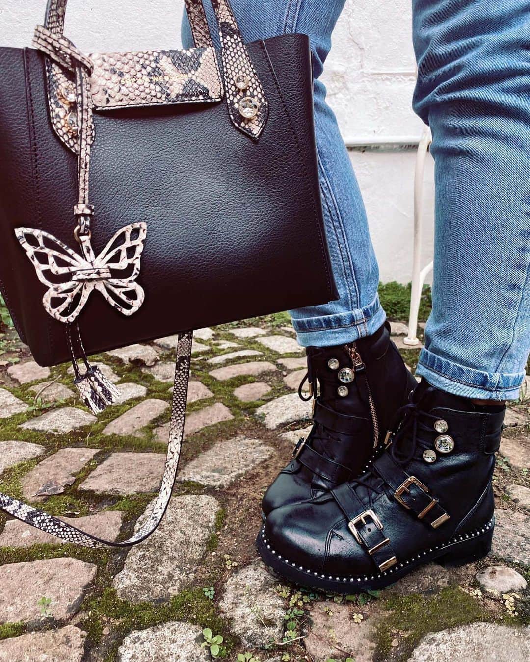 SOPHIA WEBSTERさんのインスタグラム写真 - (SOPHIA WEBSTERInstagram)「A bootie for a cutie! ✨💎   From the chunky studded sole, sparkly crystal rivets and beautiful gold buckles - 'Ziggy' is the ultimate biker boot that has landed just in time for fall... paired perfectly with my mini 'Hola' tote. 🍂🦋🍁 S x ⁣⁣ ⁣⁣ #SophiaWebster #SophiaWebsterBags #SophiaInSophias」10月16日 2時53分 - sophiawebster