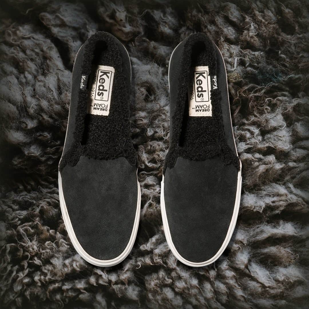のインスタグラム：「A cozy, faux shearling-lined slip-on for every fall moment: Netflix binging (suggestions, anyone?) Working from home Leaf blowing Pumpkin carving Dog walking Pie making Halloween decorating Apple cider sipping Cider donut eating Leaf peeping (Can you tell we love fall?)」