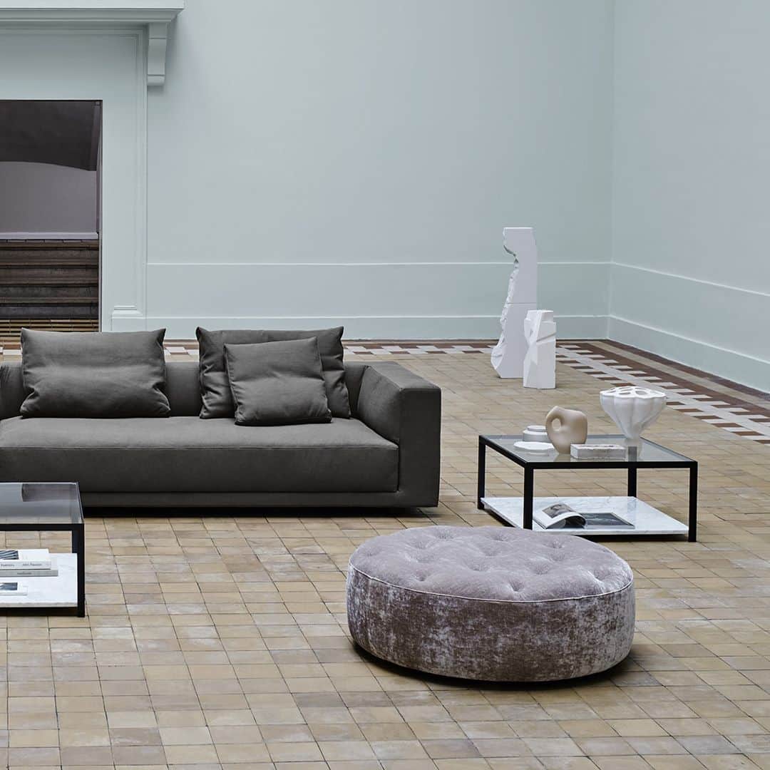 eilersenのインスタグラム：「The name is RIG and anyone who experiences RIG unfolding can see where the sofa has its name from: A solid rig with clean lines that seem to be both heavy and light at the same time because the concealed legs make the whole entity float with a proud here-I-come attitude.⁠ •⁠ •⁠ •⁠ #eilersen #eilersenfurniture #myeilersen #rig #interiordesign #homedecor #sofa #danishdesign #inredning #finahem #interiorlovers #interiordesign #modernliving #minimalism #nordiskehjem #nordicinspiration #nordicliving #craftsmanship #luxurylifestyle #boligindretning #designinterior #livingroominspo #boliginspiration #softminimalism #hemindredning #schönerwohnen #nordicminimalism」