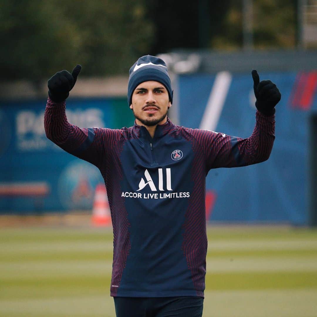 レアンドロ・ダニエル・パレデスのインスタグラム：「De vuelta en París, concentrados para mañana! 💪🏼 De retour á Paris, concentré pour demain!  #AllezParis」