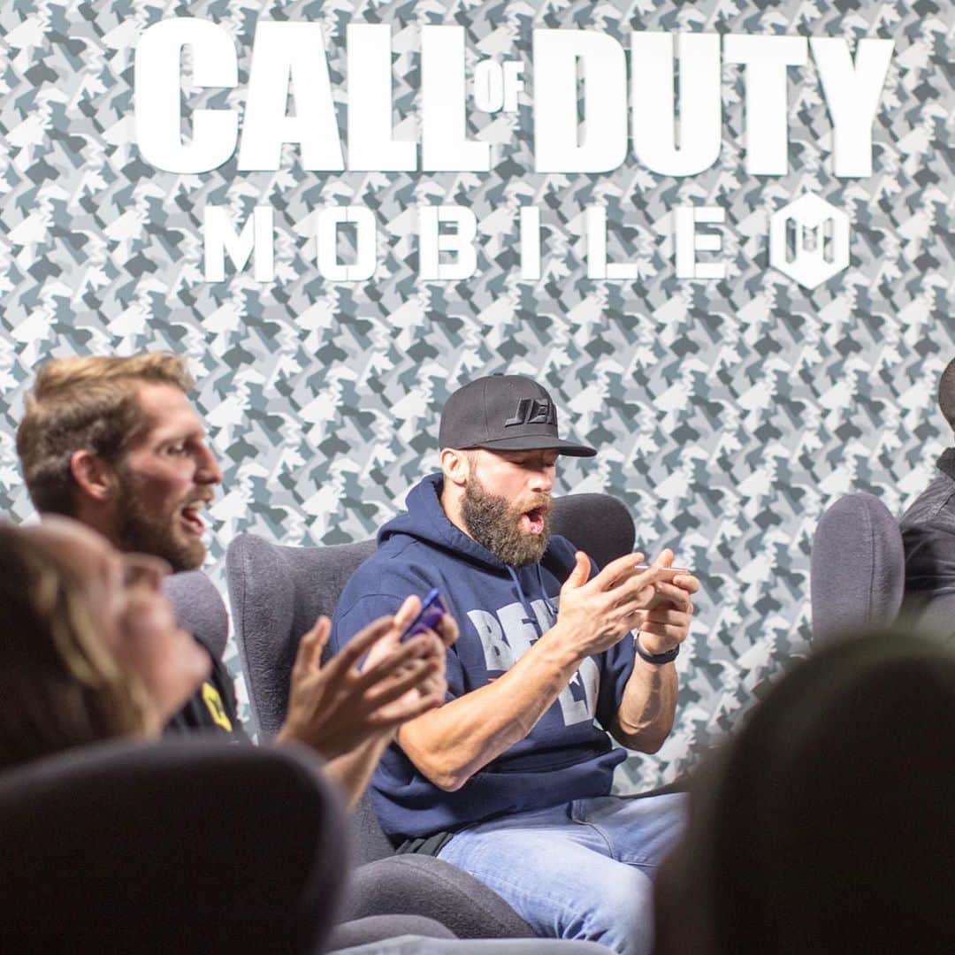 ジュリアン・エデルマンのインスタグラム：「#TBT to launching @callofdutymobile last year. 300M DLs and counting! 📲 #CODMobile_Partner #CODMAnniversary」
