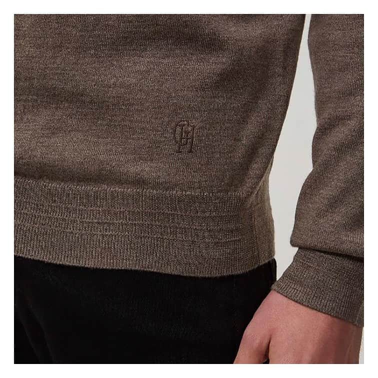 ギーブス&ホークスのインスタグラム：「A practical alternative to a rollneck, this modern quarter-zip sweater was made in London from the finest Italian merino yarn. Wear beneath a tailored jacket and over your shirt and tie on cold days, or keep for the weekends and layer under a bomber jacket and slim fit cotton chinos. . #GievesandHawkes #SavileRow #Tailoring #Cashmere #British #Style #AutumnWinter」