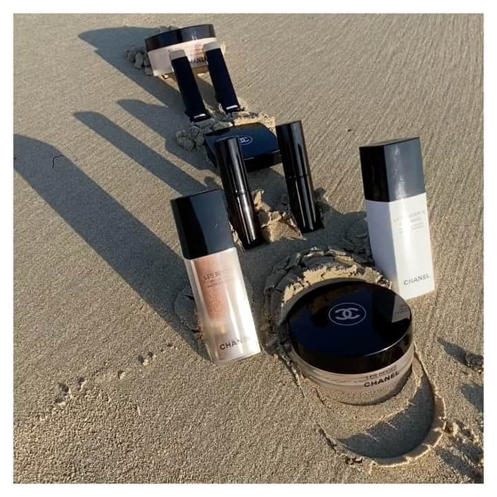 JO BAKERのインスタグラム：「S O U N D • O N  Deep breathe...... close your eyes..... listen to the waves..... #WLCTowerChallenge ...join me in this regressively satisfying challenge in building your own Chanel Tower @welovecoco and #welovecoco TAG ME ....SHOW ME YOUR CREATIVE SKILLS ‼️#beach #waves #soothing #asmr」