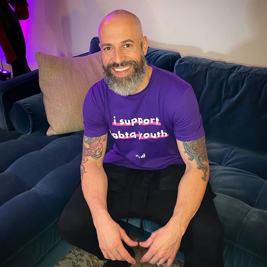 クリス・ドートリーのインスタグラム：「This year Spirit Day takes on renewed importance in a school year when many schools, colleges, and universities are not hosting students in-person and when our cultural and political dialogue has grown increasingly divisive. According to recent studies, 7 out of 10 LGBTQ students experience harassment, while 1 in 3 report that they had been physically threatened or harmed in their lifetime due to their LGBTQ identity. 💜💜💜💜💜💜💜💜💜💜💜  Show LGBTQ youth that we’ve got their back - go purple now for #SpiritDay http://glaad.org/spiritday」
