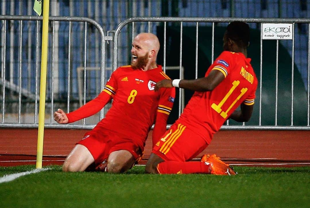 ジョナサン・ウィリアムズのインスタグラム：「Unbelievable feeling to score my first goal for Wales last night. Massive 3 points , a perfect way to finish the international break 🙌🏴󠁧󠁢󠁷󠁬󠁳󠁿❤️ #togetherstronger」