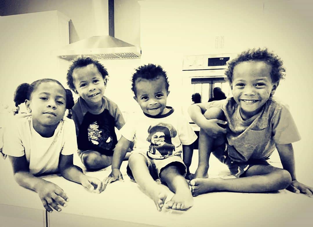 ロックモンド・ダンバーのインスタグラム：「The Boss and the Boys! #girlpower #blackgirlsrock #blackgirlmagic #blackhomeschoolers #homeschool #blackboys #blacklove #kids #❤️」
