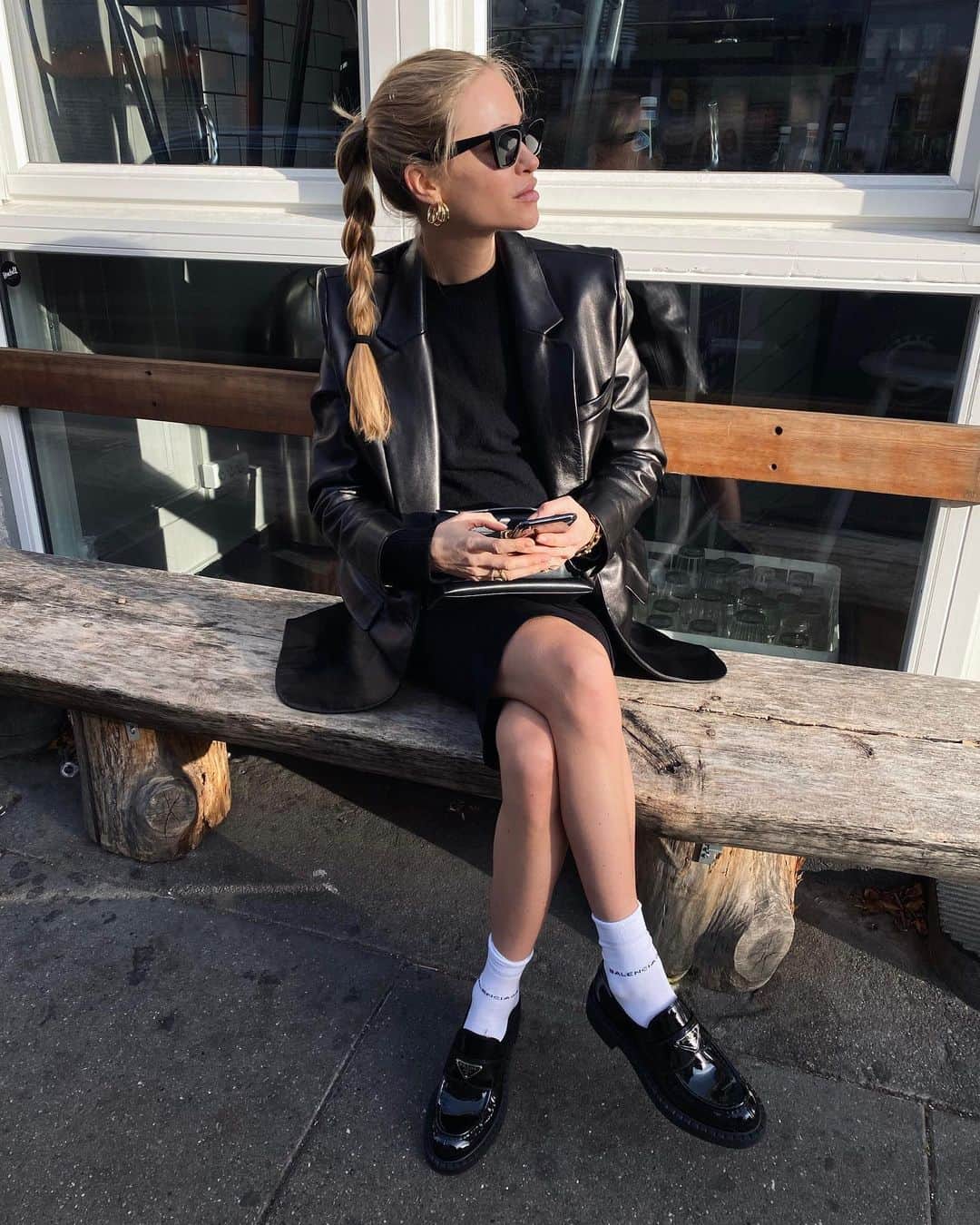 ペニーレ・タイスベックのインスタグラム：「Loving sunny afternoons🖤」