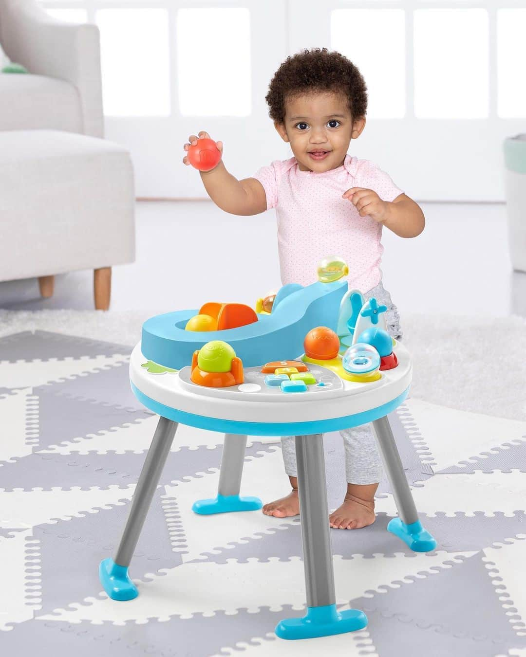 Skip Hopさんのインスタグラム写真 - (Skip HopInstagram)「Just in! ✨Playtime Made Better! 🙌 Designed to adapt to baby's stage and age, our new Explore & More™ Let's Roll Activity Table is filled with colorful balls to grab, rock & roll making it the #bestgiftever! 🤹  #giftideas #holidaygifting #holidaysneakpeek #playtimemadebetter #skiphop」10月16日 3時37分 - skiphop