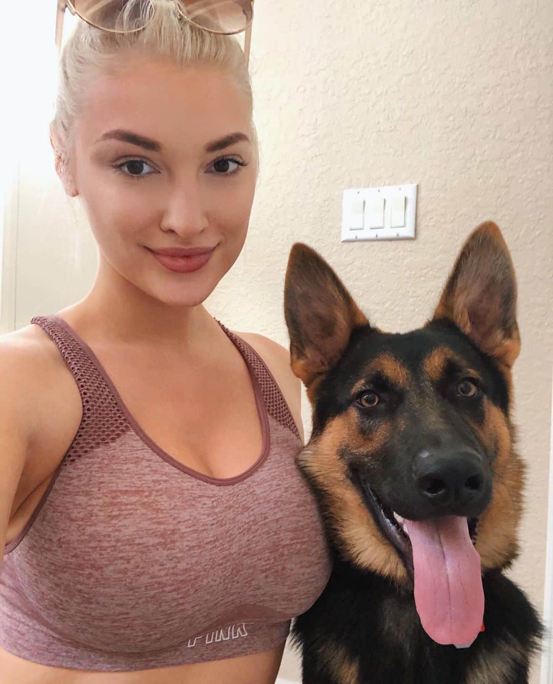アンナ・フェイスのインスタグラム：「He’s getting so big! @hanx_the_tank He goes from cuddly to guard dog in .1 second if he feels something isn’t right. He’s so smart」