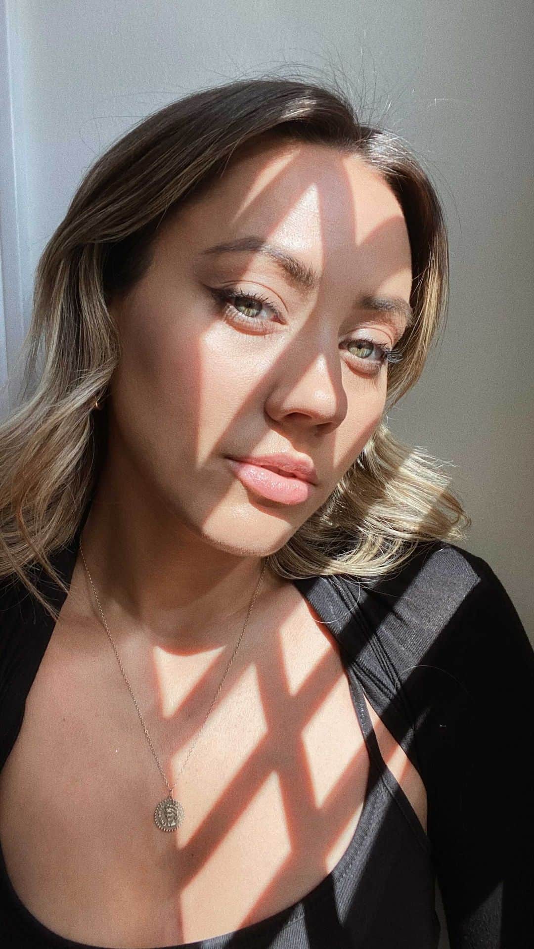 Camden Scottのインスタグラム：「Soft, smudged eyeshadow liner technique」