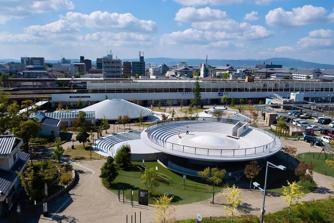 東京DANDYさんのインスタグラム写真 - (東京DANDYInstagram)「Tenri City's station plaza has taken inspiration from ancient grave mounds for its innovative regeneration. In a grand plan by @nendo_official, the cofunfun 'mounds' incorporate a cafe, information center, bike rental, outdoor stage and play area. It adds a contemporary touch to an area steeped in history.   I've long been obsessed with the Kofun. Little is known about the key-shaped tombs that are dotted across the Japanese landscape with a particular concentration in this area (Nara/Osaka). I visited the Tomb of Emperor Nintoku last year. It's thought to be the largest tomb in the world and takes up more land surface than the Great Pyramids of Egypt. You need an aerial view to understand its actual size (2nd photo that's not by me.) Invisible to the naked eye due to centuries of forest growing on top, the structures are built in steps like the reimagining at Tenri. It has recently announced they are to be excavated to find out more.   #天理 #天理駅 #Tenri #Nendo #Kofun #Cofunfun #古墳 #architecture」10月15日 18時44分 - tokyodandy