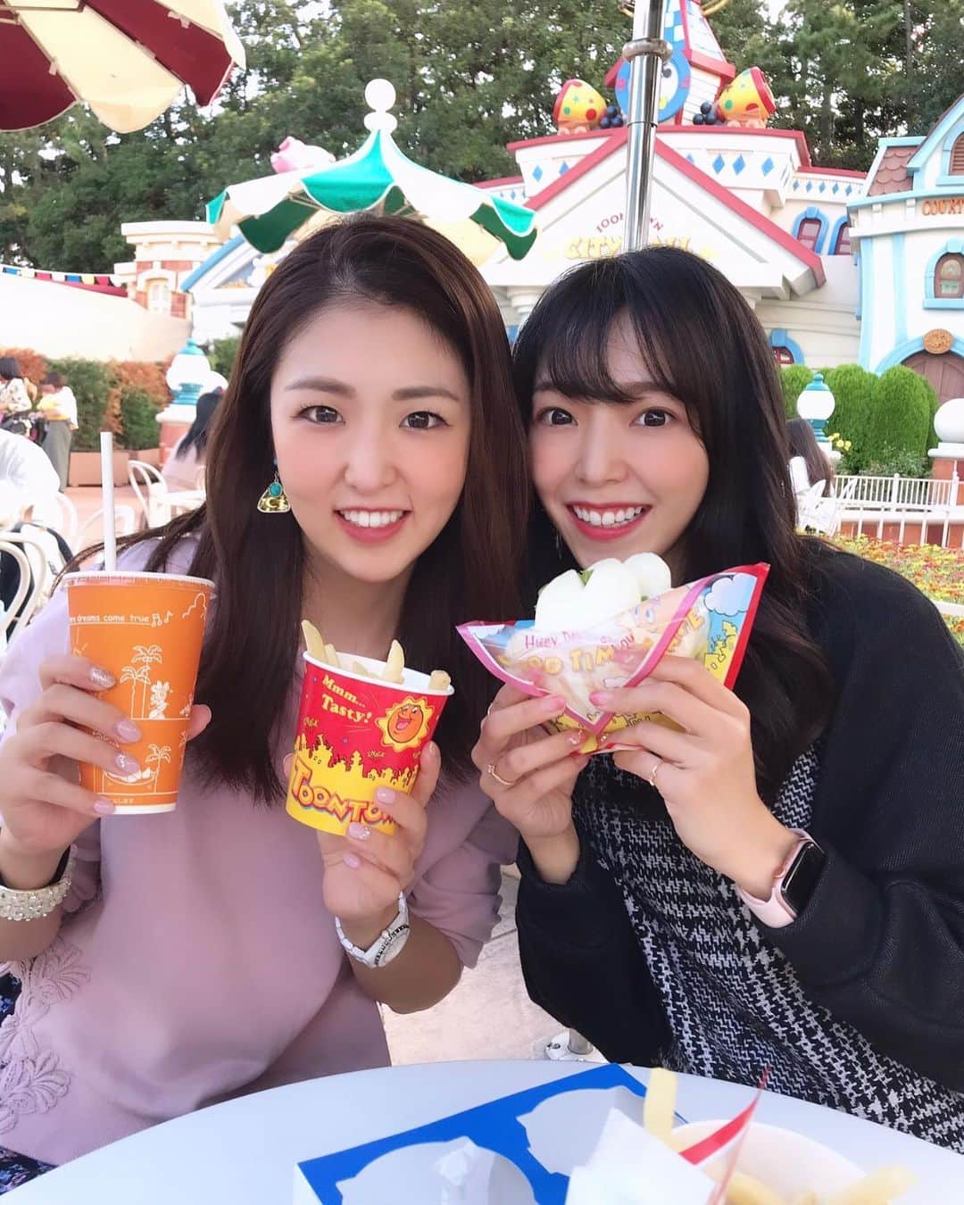 石原夕里朱のインスタグラム：「TDL♡﻿ ﻿ ママが東京に来たので﻿ ﻿ お姉ちゃんと3人でディズニーランドへ🏰💕﻿ ﻿ 美女と野獣をテーマにした新エリア#ニューファンタジーランド は  オープンしてから﻿初めて行ったので﻿ ﻿ 新アトラクションの﻿ ﻿ 美女と野獣”魔法のものがたり”﻿ ﻿ に乗りたかったけど、﻿ ﻿ 抽選外れてショック😨😨😨﻿ ﻿ せっかくママ連れて来たのに〜😖💦﻿ ﻿ 当選確率UP方法攻略して、﻿ ﻿ また今度リベンジします🔥﻿ ﻿ ランチはTOON TOWNで食べたよ🍔🍟🥤﻿ ﻿ #tokyodisneyland #disneyland #tdl #toontown #lunch #ootd #fashion #instagood #photooftheday #instadiary #東京ディズニーランド #ディズニーランド #夢の国 #美女と野獣 #新エリア #新アトラクション #魔法のものがたり #ベイマックスのハッピーライド #私服 #今日のコーデ #カジュアルファッション #🏰」