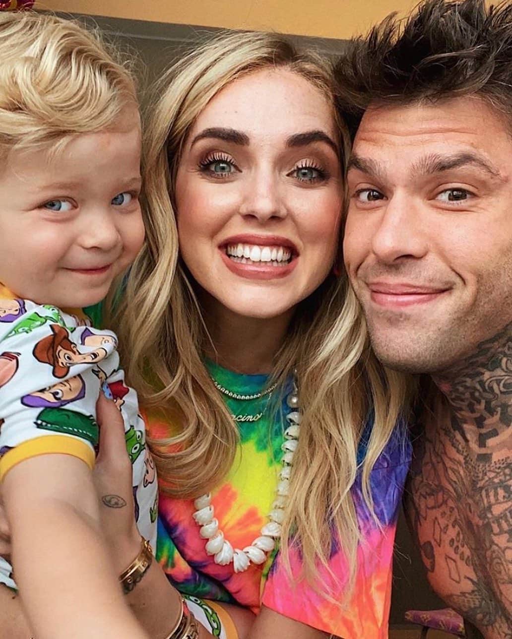 Blonde Saladさんのインスタグラム写真 - (Blonde SaladInstagram)「SUPER HAPPY BIRTHDAY FEDEZ!🔥🎂 Wishing all the best to our fav hubby, artist and daddy! 💚 @fedez #theblondesalad」10月15日 18時37分 - theblondesalad