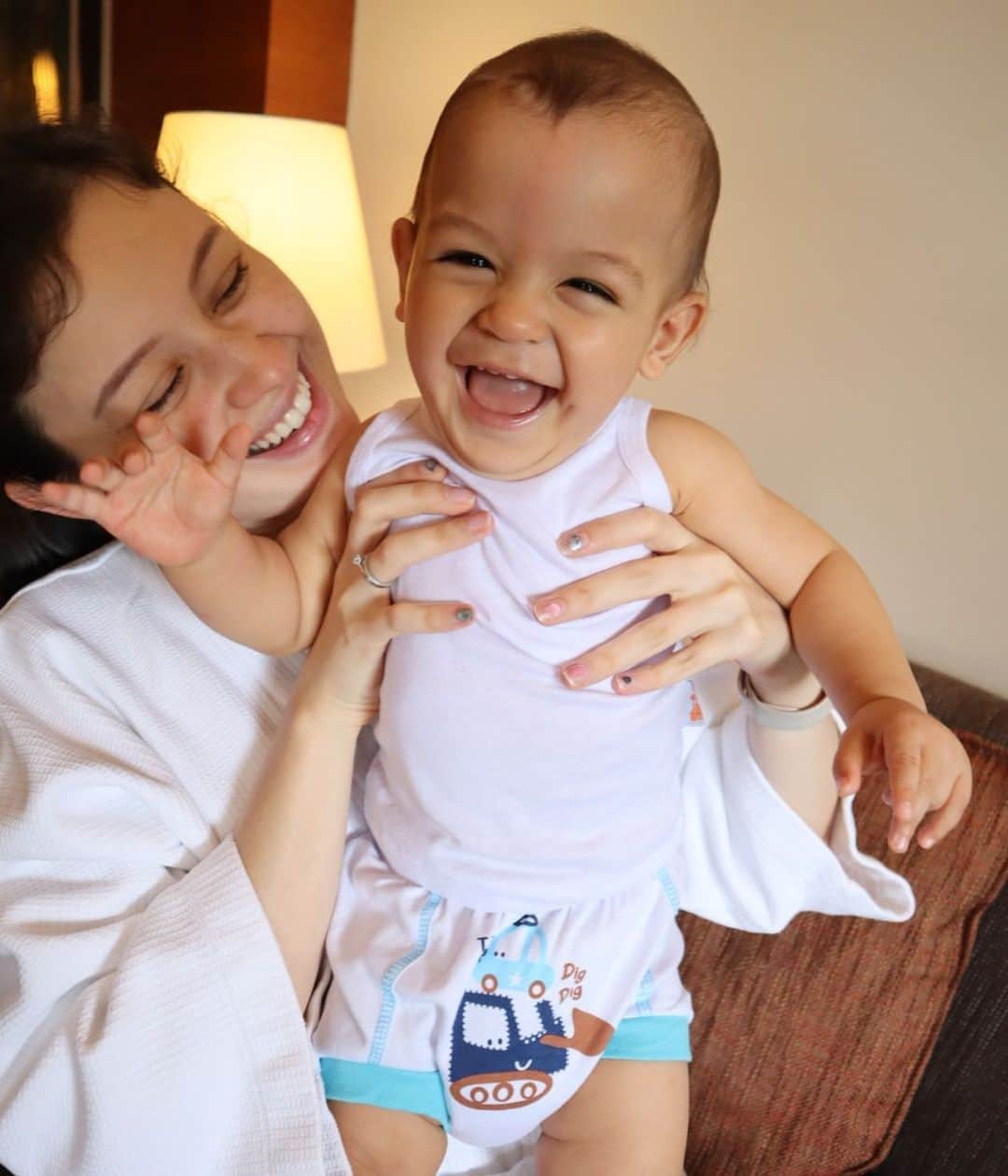Kimberly Ryderのインスタグラム：「Holiday mood all day looooong! ☀️ Staycation bisa jadi alternatif liburan selama pandemi memang. Gak perlu heboh-heboh... Bisa barefaced dan kasih outfit Rayden yang nyaman juga sudah surga dunia sekaliii... Main seharian di dalam kamar hotel bisa tetep seru dan nyaman karena aku pilihin singlet dari @velvetjunior buat Rayden. Setuju gak sih kalau singlet bisa dijadiin #ootd gemes buat toddlers atau anak usia segini? Bisa di mix&match sama aksesoris atau bawahan sesuai occasion! Nah, karena hari ini Rayden mau santai aja, ini aku match sama Pop in Pants gemes dari @velvetjunior juga. Satu hal yang buat aku yakin sama produk2nya Velvet Junior adalah keamanan! Aku merasa aman karena semua produk Velvet Junior sudah lolos sertifikasi keamanan Internasional Standard 100 Class 1 by Oeko-Tex. So, aku gak khawatir tuh ada bahan kimianya, dijamin 100% aman dari iritasi.  Velvet Junior juga lagi mengadakan promo Singlet Vaganza beli 3 FREE 1 singlet loh! Terus sedang berlangsung juga Mini Photo Contest “Singletan Seru Di Rumah Aja”. For more info, check and follow Instagram @velvetjunior. #velvetjunior #singletvelvetjunior 📷 @edward_akbar」