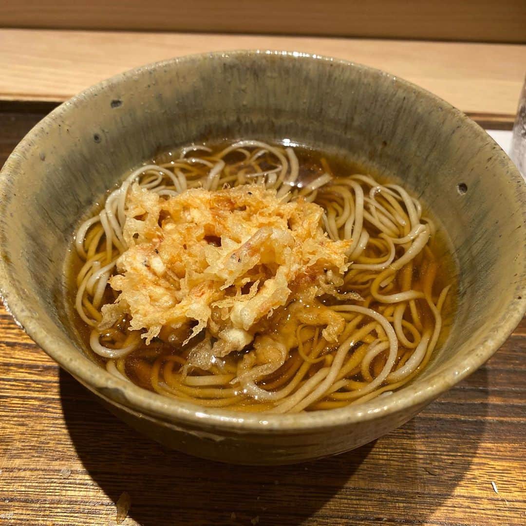東京外食女さんのインスタグラム写真 - (東京外食女Instagram)「#蕎ノ字 #人形町 . . この日は初めて蕎ノ字さんで 栗を食べる日！ . 本当に楽しみでした。 . . 蕎麦の実を食べながら 下ごしらえされた大きくて まんまるの栗が並んでるのを見て、 . 『いつから揚げ始めるのかなー？』 『やっぱり栗もさつまいもみたいに   時間をかけて揚げるのかなー？』 『そしたら外側はやっぱりパリパリなのかなー？』 . と想像が止まりません！ . . . 普段甘い芋系、例えば 南瓜にさつまいも、紫芋も あまり得意ではないのですが、 天ぷらになると話は別。 . . 油と芋って相性が とてもいいと思う。 . . 楽しみにして心の中で 温めていた栗は、予想を超えて 最高のご馳走でした！ . . 渋皮が、パリパリとバリバリの間、 不思議な面白い食感！ カリカリとも言える…。 . . 栗も水分を充分に残して ホクホクです。 . ホクホクだけなら他でも 体験できますが、 この栗のいいところは 口の中で栗の中から次々と 旨味が広がってきたところです。 . . 塩を少し摘んでみたけど、 味が締まるかなと思いきや、 もう揚げのみで完璧に味が 完成していると確信した。 . . 油で揚げただけなのに、 凄いな！ . . この日はなんと メゴチまでありつけた！ . . メゴチの天ぷらなんて なかなか食べられない！ . これも本当にうれしくて、 清らかなほどに淡白な身と 衣のハーモニーを噛み締めた。 . . メゴチの天ぷらは揚げたてが 格別です。 . . お決まりの穴子みたいな 大振りでふかふかの白身もいいけど、 こういう締まった感じがする 白身の天ぷらも大好物。 . . いいサイズの松茸の天ぷらは 先からうまく縦に割きながら 上手に食べられた。 . やっぱり松茸は縦割きがいいし、 食べる直前に割くのが 美味しいと思う！ . . 今日は珍しく雲丹の大葉巻が 筒状になっていた。 . 映えないけれど、なんだか可愛いし 食べやすいように感じました。 . . . 秋の味覚、あともう一回くらい 楽しめたら嬉しいなと思いながら 大黒奴を平らげました。 . . このあんこ菓子、 全くくどくなくてさらっとしてる。 . . 最初から最後まで 気持ちよくお食事をさせて いただきました！ . いつもありがとうございます。 . . #感謝 #天ぷら喰って蕎麦でなかなか〆終わらない #日本橋人形町 #天ぷら #天ぷら好きな人と繋がりたい  #人形町グルメ #東京グルメ #グルメ好きな人と繋がりたい  #食べるの好きな人と繋がりたい  #美味しいもの好きな人と繋がりたい  #予約困難 #gourmet  #japangourmet  #japanesefood  #tempura  #ningyocho  #sonoji #東京外食女 #いい店員さんがいるお店  #江戸前 #江戸前天ぷら #江戸前グルメ #江戸前グルメに酔いしれる  #日本文化 #japaneseculture」10月15日 18時39分 - himeno_0729