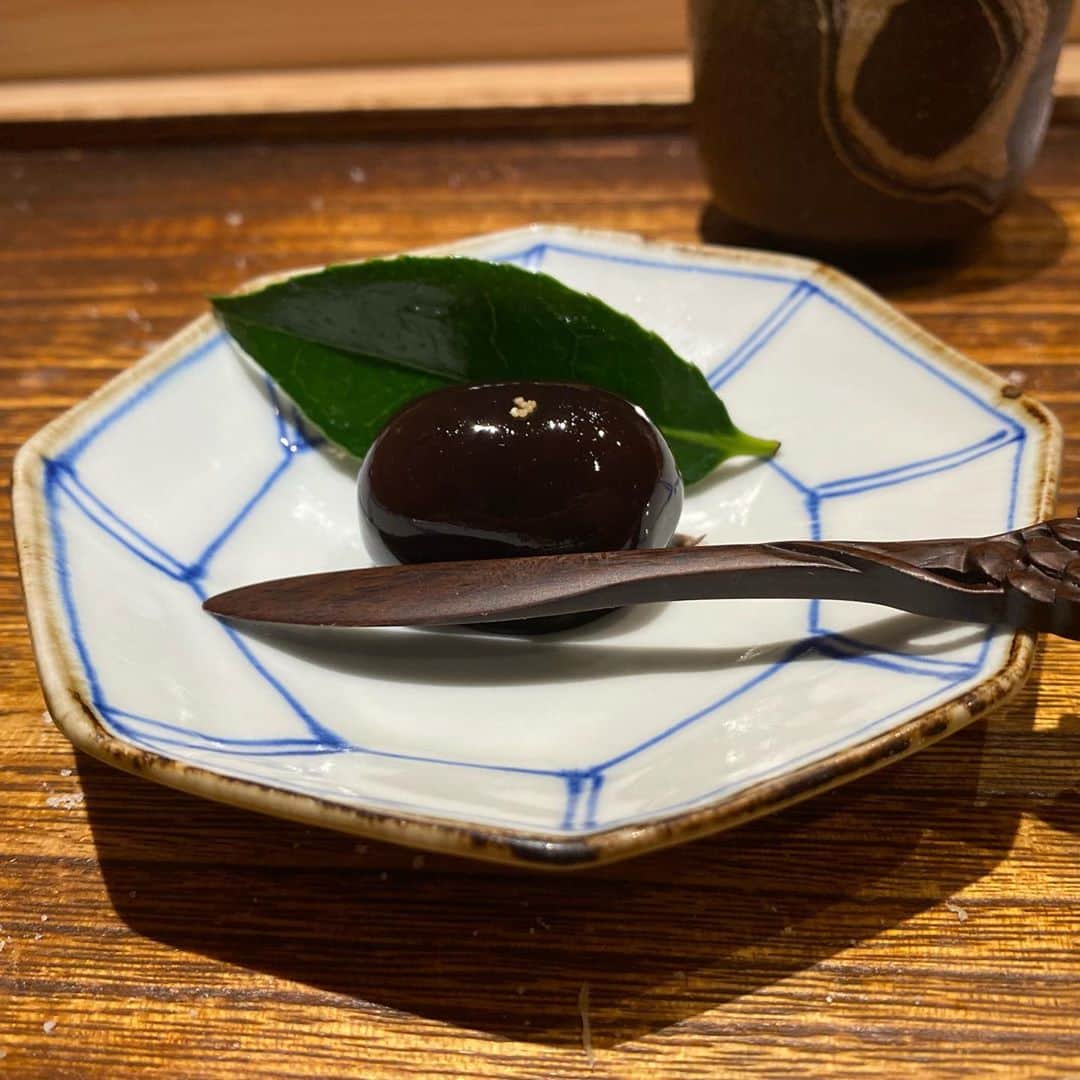 東京外食女さんのインスタグラム写真 - (東京外食女Instagram)「#蕎ノ字 #人形町 . . この日は初めて蕎ノ字さんで 栗を食べる日！ . 本当に楽しみでした。 . . 蕎麦の実を食べながら 下ごしらえされた大きくて まんまるの栗が並んでるのを見て、 . 『いつから揚げ始めるのかなー？』 『やっぱり栗もさつまいもみたいに   時間をかけて揚げるのかなー？』 『そしたら外側はやっぱりパリパリなのかなー？』 . と想像が止まりません！ . . . 普段甘い芋系、例えば 南瓜にさつまいも、紫芋も あまり得意ではないのですが、 天ぷらになると話は別。 . . 油と芋って相性が とてもいいと思う。 . . 楽しみにして心の中で 温めていた栗は、予想を超えて 最高のご馳走でした！ . . 渋皮が、パリパリとバリバリの間、 不思議な面白い食感！ カリカリとも言える…。 . . 栗も水分を充分に残して ホクホクです。 . ホクホクだけなら他でも 体験できますが、 この栗のいいところは 口の中で栗の中から次々と 旨味が広がってきたところです。 . . 塩を少し摘んでみたけど、 味が締まるかなと思いきや、 もう揚げのみで完璧に味が 完成していると確信した。 . . 油で揚げただけなのに、 凄いな！ . . この日はなんと メゴチまでありつけた！ . . メゴチの天ぷらなんて なかなか食べられない！ . これも本当にうれしくて、 清らかなほどに淡白な身と 衣のハーモニーを噛み締めた。 . . メゴチの天ぷらは揚げたてが 格別です。 . . お決まりの穴子みたいな 大振りでふかふかの白身もいいけど、 こういう締まった感じがする 白身の天ぷらも大好物。 . . いいサイズの松茸の天ぷらは 先からうまく縦に割きながら 上手に食べられた。 . やっぱり松茸は縦割きがいいし、 食べる直前に割くのが 美味しいと思う！ . . 今日は珍しく雲丹の大葉巻が 筒状になっていた。 . 映えないけれど、なんだか可愛いし 食べやすいように感じました。 . . . 秋の味覚、あともう一回くらい 楽しめたら嬉しいなと思いながら 大黒奴を平らげました。 . . このあんこ菓子、 全くくどくなくてさらっとしてる。 . . 最初から最後まで 気持ちよくお食事をさせて いただきました！ . いつもありがとうございます。 . . #感謝 #天ぷら喰って蕎麦でなかなか〆終わらない #日本橋人形町 #天ぷら #天ぷら好きな人と繋がりたい  #人形町グルメ #東京グルメ #グルメ好きな人と繋がりたい  #食べるの好きな人と繋がりたい  #美味しいもの好きな人と繋がりたい  #予約困難 #gourmet  #japangourmet  #japanesefood  #tempura  #ningyocho  #sonoji #東京外食女 #いい店員さんがいるお店  #江戸前 #江戸前天ぷら #江戸前グルメ #江戸前グルメに酔いしれる  #日本文化 #japaneseculture」10月15日 18時39分 - himeno_0729