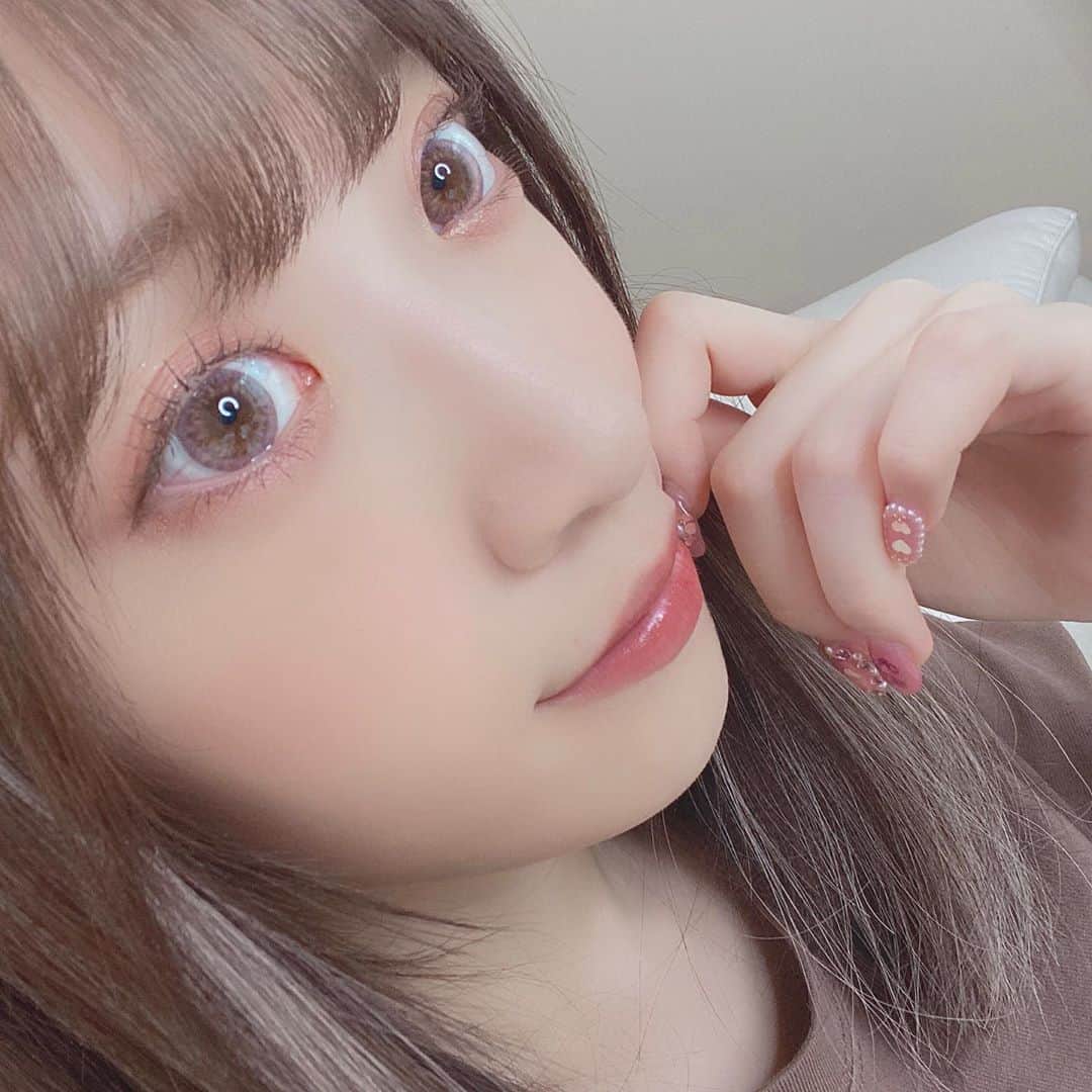 のインスタグラム：「昨日のメイク好評で﻿ うれしかったーー🥰❤️﻿ ﻿ セザンヌのアイシャドウ﻿ めっちゃ可愛いよね👍🏻﻿ ﻿ #カラコン は﻿ @merche_lens  ラベンダーティーだよ💜﻿ ﻿ ﻿ #ニュアンスオンアイシャドウ﻿ #プチプラコスメ #セザンヌ」