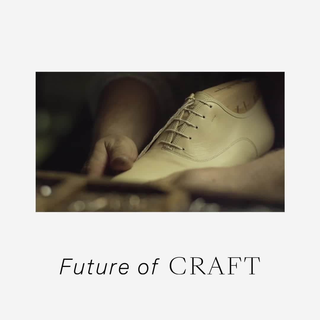 サルヴァトーレ・フェラガモのインスタグラム：「Generations of artisan mastery unfold through the special Tramezza construction of shoemaking. Ancient cutting, forging and finishing methods combine with innovative and smart technology to create the Future of Craft in an exclusive Made-To-Order service. The new service offers the possibility of experiencing the Tramezza universe, right from configuration to the finished model, in a rich, immersive and unique way: the in-store experience evolves and transcends physical boundaries. Create and customize your own Tramezza shoe through the link in bio. #FerragamoTramezza」