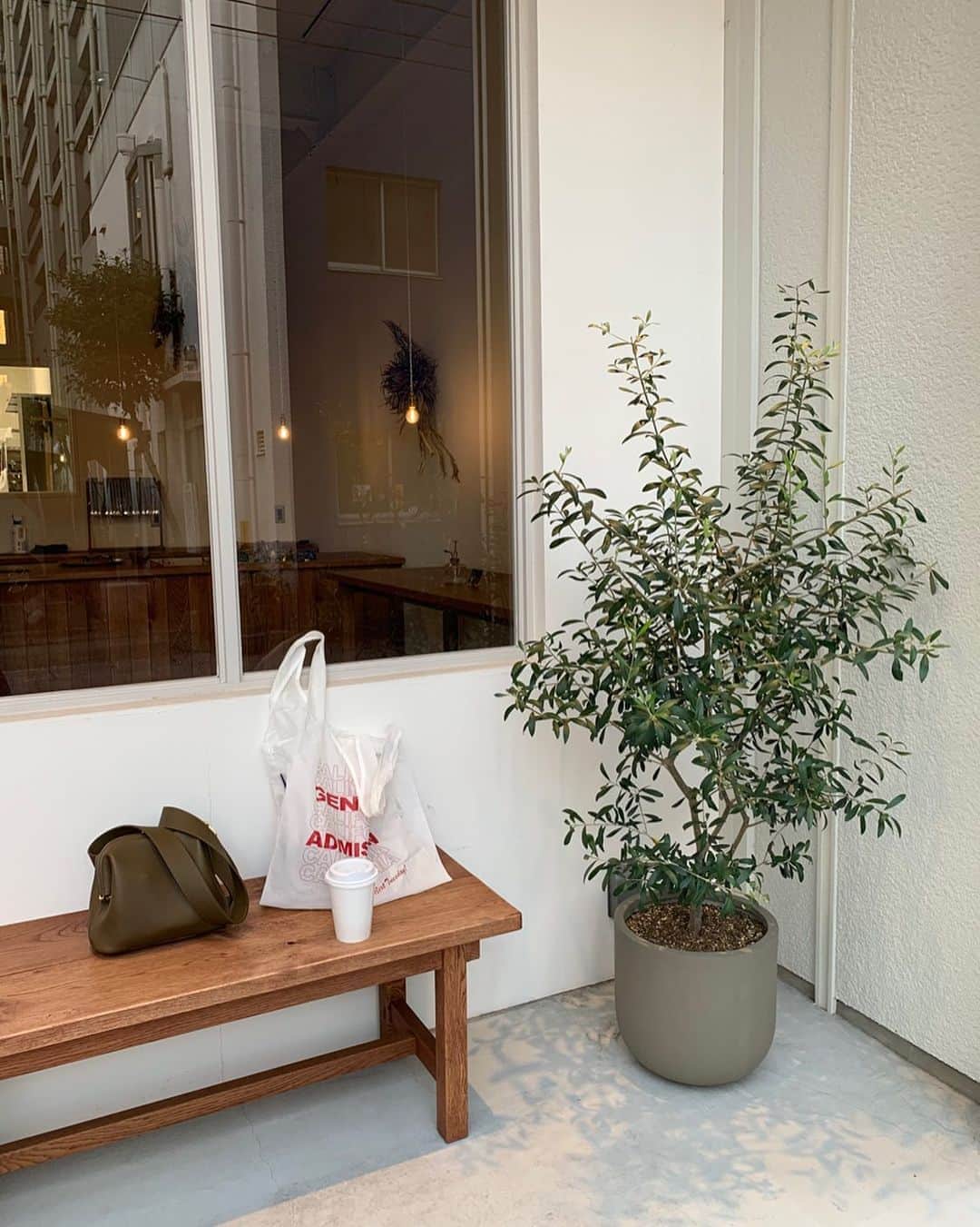 のインスタグラム：「﻿ 　﻿ 今日は水口さんに相手しもらった🥰﻿ 久々に喋って楽しかった〜﻿ また相手しもらおう🤭﻿ ﻿ ﻿ 鹿児島でcoffee countyのコーヒーも飲める﻿ お洒落なパン屋さん🥖﻿ ﻿ またオープン時間に行こう〜🤍﻿ ﻿ ﻿ #鹿児島#鹿児島パン屋さん」