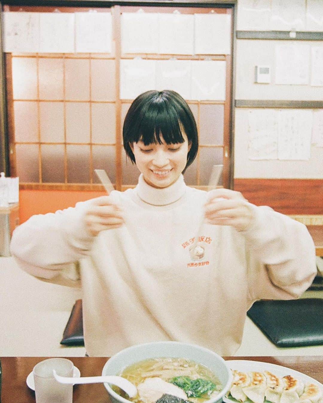 Macoto Tanaka 田中真琴さんのインスタグラム写真 - (Macoto Tanaka 田中真琴Instagram)「. ひたすら嬉しそうな顔してる。 @spoon__store さんの撮影で、 大好きなラーメンを頂きました。 幸せすぎた〜！ @hirataitofu さんのイラスト可愛すぎる！！ 着ている服たちは17日21時から発売開始されます✨ 餃子のトレーナーおすすめですよ笑 . #彼女とデートなうに使っていいよ のやつ。 #彼女と中華なう　か。 #彼女とラーメンなう　かな。 #spoon」10月15日 18時53分 - mac0tter