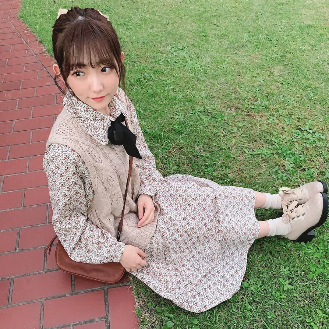 夏川愛実のインスタグラム：「りぼんだらけ😊🎀﻿ ﻿ ﻿ #ベージュコーデ#ワンピース#花柄#花柄ワンピ﻿ #ニットベスト#秋服#秋コーデ#低身長コーデ﻿ #着回しコーデ#olivedesolive#apresjour  #秋服#秋コーデ#ワンピースコーデ#ニットコーデ #ニット着回し#秋色#私服#コーデ  　  ﻿」