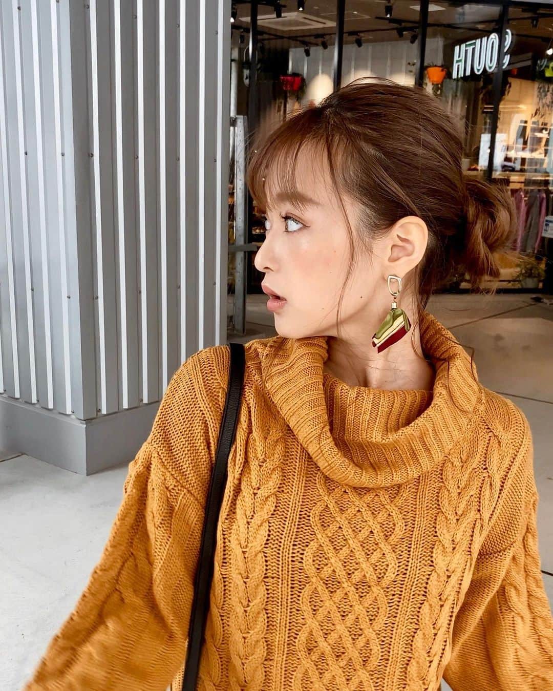 村崎英絵のインスタグラム：「最近、まとめ髪が多くて今週は毎日まとめていたような気がする🤔 動画をスクショしてみたら意外と画質良かったから横と後ろ姿載せておこー♡iPhoneの4Kってすごい！ タートルにアップヘアでお出かけするのがとっても好き👱🏻‍♀️💕 ㅤㅤㅤㅤㅤ  秋になってチークは夏よりも赤みの強いクリームチークをポンポン塗ってる🍎 マスク外さないだろ！といつも思うけど なんだかんだ気分が上がるから チークつけよーと！！って感じでつけてる笑 あっ！あとリップもつけてた！笑 本当に自分の気分の問題で 気分が上がるなら、そりゃー付けるでしょ？😘 ㅤㅤㅤㅤㅤ ㅤㅤㅤㅤㅤ  ㅤㅤㅤㅤㅤ  ㅤㅤㅤㅤㅤ #ぱっと見白目写真 #秋服コーデ  #アップヘア #ヘアアレンジ #おだんごアレンジ #おだんごヘア #ブラウンメイク #メイク #秋メイク #チーク #秋ニット #ニットコーデ  #ゴールドピアス #低身長ファッション #低身長コーデ #おちびコーデ #146cm」