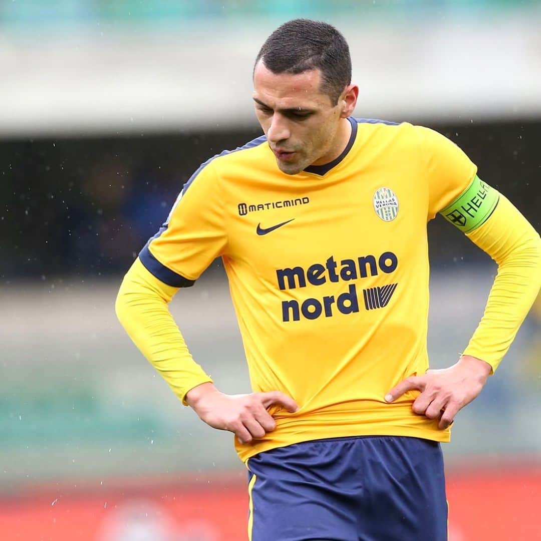 ロムロ・ソウザ・オレステス・カルデイラのインスタグラム：「TBT /=\ Una volta gialloblù, GIALLOBLÙ PER SEMPRE 🟡🔵 . #TBT #HellasVerona #GialloBlu #Butei #CurvaSud #Romulo」