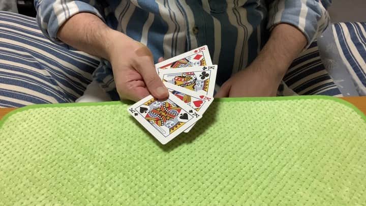 ふじいあきらのインスタグラム：「Easy variation of super hard card trick. it's mean still hard.  めちゃくちゃ難しいカードマジックを簡単にしたら、まあまあ難しいにしかならなかった。」