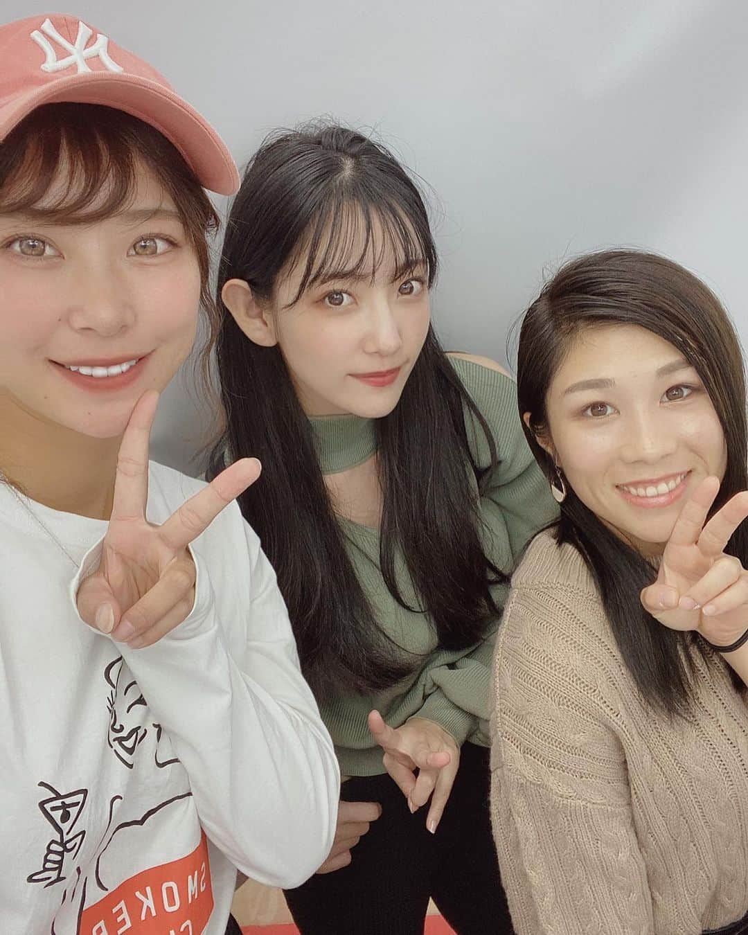 椿梨央のインスタグラム：「プリクラの威力🥊 最強‼️ . . . みんな野球選手だよ😆💕👏 . . 仲良し同級生✨ . 遊んでくれてありがとう😊 また行くね‼️ . . . . 最近ハマってる歌。 エモい。 . . .  #野球 #野球女子 #女子野球 #女子プロ野球 #京都 #京都観光 #ドライブ #歌 #歌ってみた #魔法の絨毯 #エモい　#弾き語り #弾き語り女子 #ギター #高塚南海 #前田桜茄 #椿梨央 @southsea28 @maedaharuka_02」