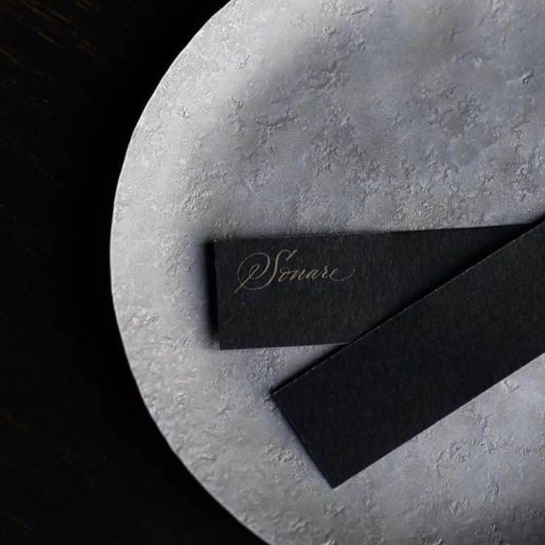 のインスタグラム：「Logo design for @sonare_2021 a new gallery shop opening this 24 October in Nagoya.  — In love with the black theme interior design and beautifully printed shop card in black as well.  — Direction and photography by @node_tasworks  — #truffypi #calligraphy #calligraphylogo #interior #galleryshop #interiordesign #lifestyleshop #nagoya #ceramic #カリグラフィー　#黒 #noir #black」