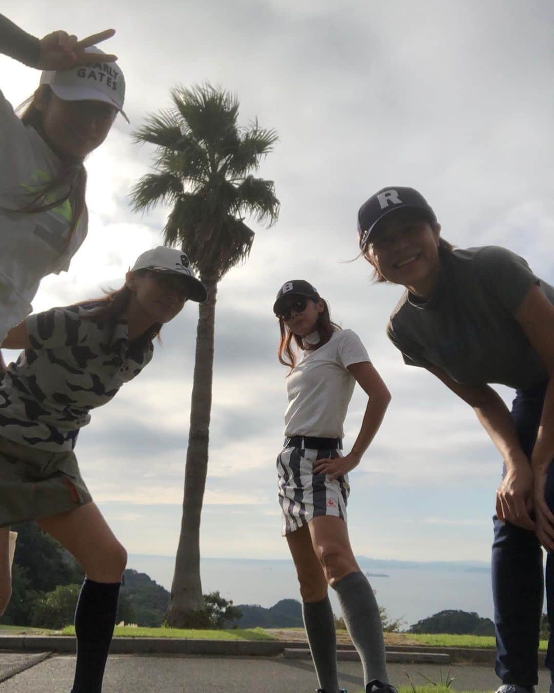 遠野舞子さんのインスタグラム写真 - (遠野舞子Instagram)「愛するいつものゴルフ女子達がバースデーラウンドだとカートを飾り付けしてけれたよ！  へんてこな横になっている人いますけど（笑）  いつでも楽しく真剣な4人であります。  ここは寒くなる前にもう一度来たいなあ。  #東京ベイサイドゴルフコース  #ゴルフ女子」10月15日 19時02分 - maikotohno