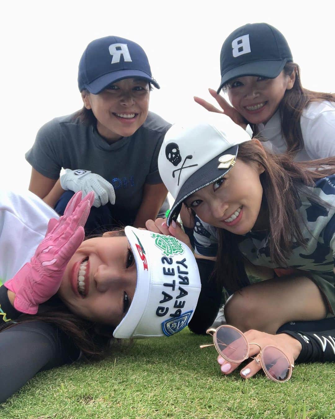 遠野舞子のインスタグラム：「愛するいつものゴルフ女子達がバースデーラウンドだとカートを飾り付けしてけれたよ！  へんてこな横になっている人いますけど（笑）  いつでも楽しく真剣な4人であります。  ここは寒くなる前にもう一度来たいなあ。  #東京ベイサイドゴルフコース  #ゴルフ女子」